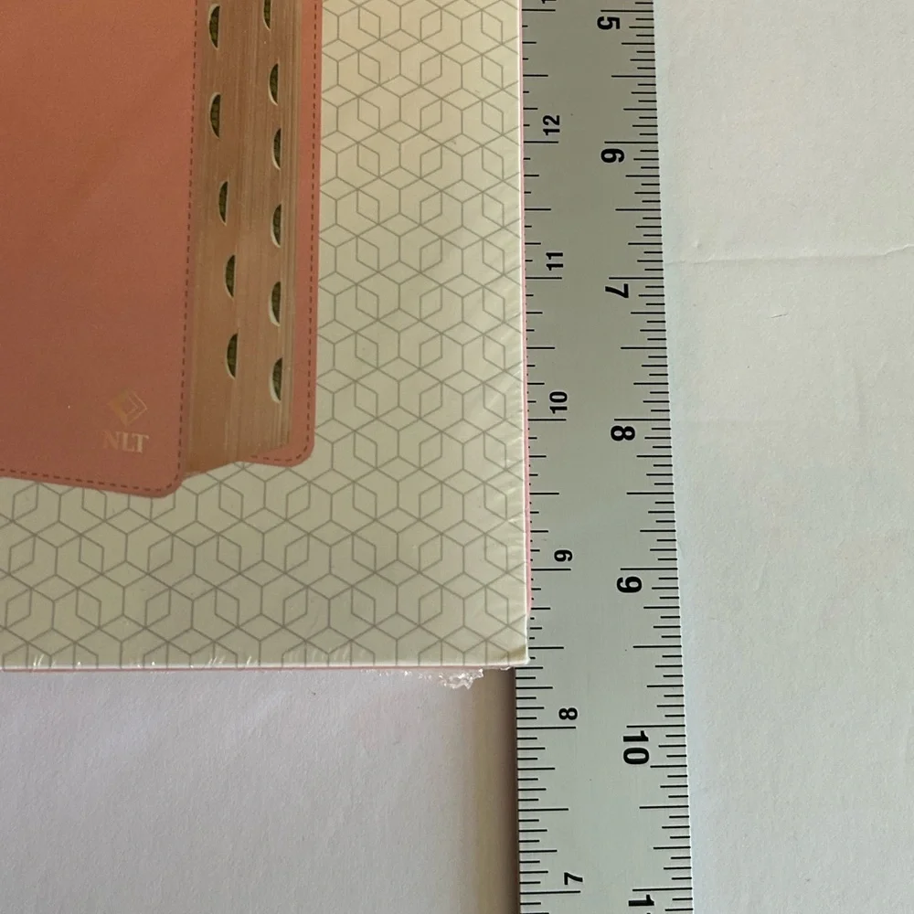 NWT The NLT version Spiritual Growth Bible Pink Faux Leather - Picture 5 of 6